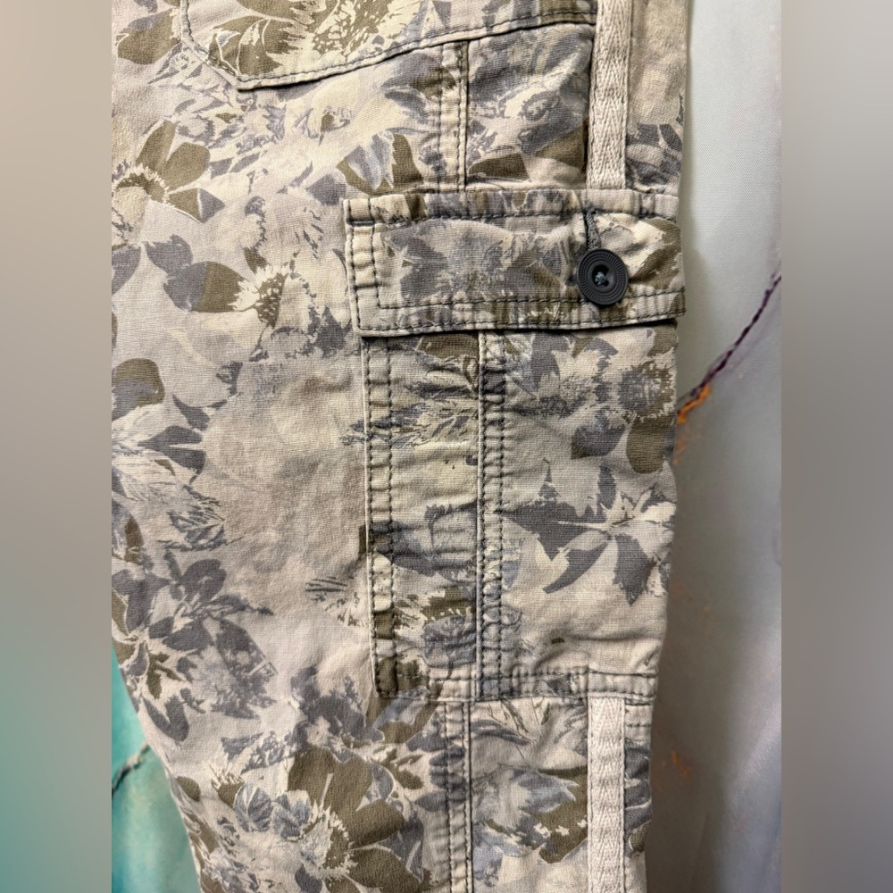 Anthropologie | Hei Hei Wanderer Cargos
Floral Camo Sz: 6 - Picture 6 of 8
